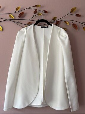 I Saw It First | White Cape Blazer